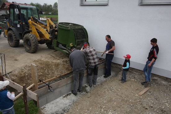 Fleißige Handwerker bei der Erstellung des Fundaments