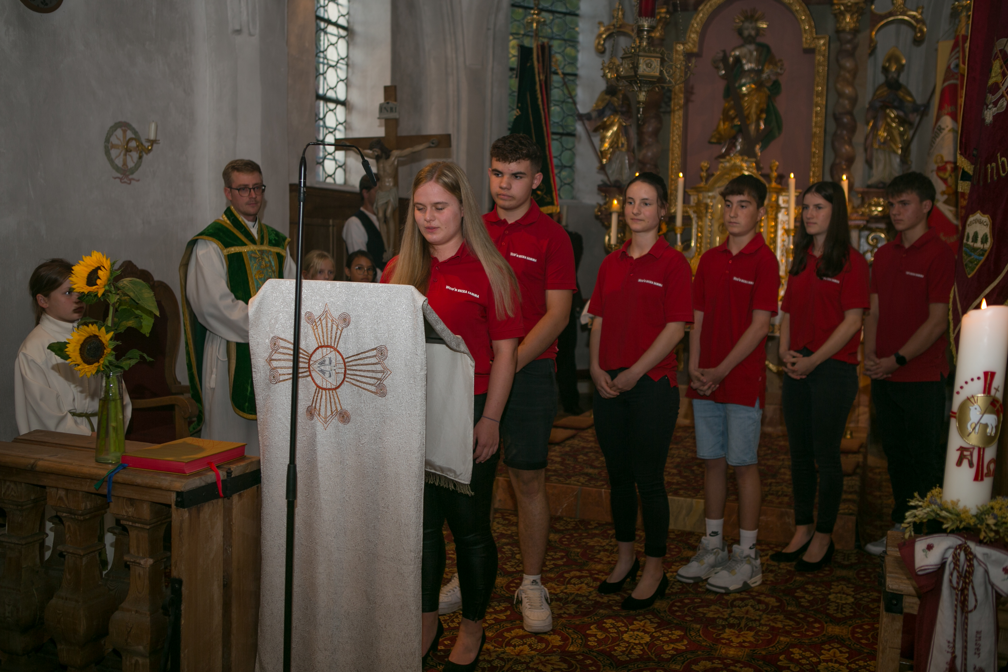 Die Jugendlichen der Feuerwehr Weidenbach trugen die Fürbitten beim Dankgottesdienst vor