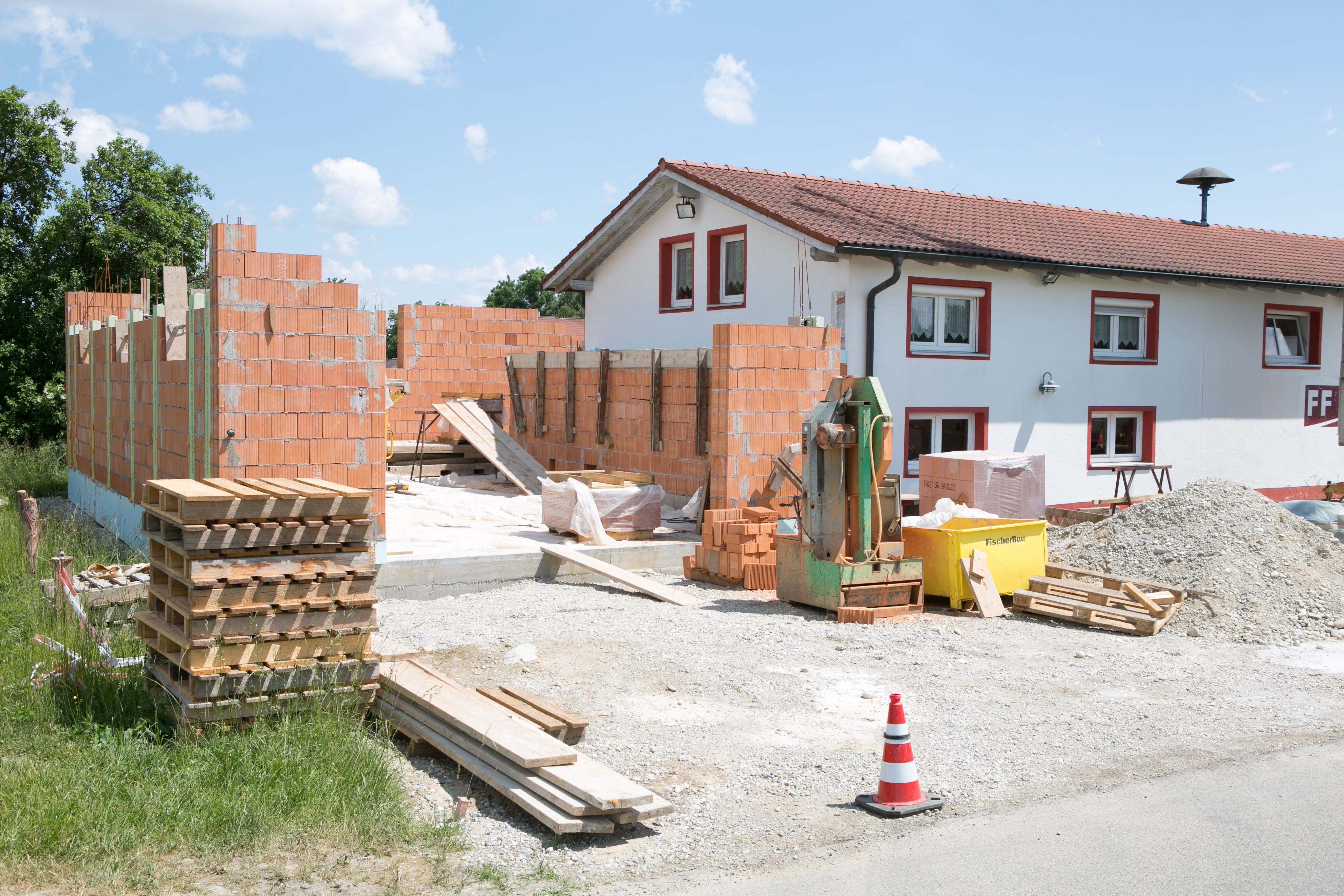 Die Mauern wachsen langsam in die Höhe Die Mauern wachsen langsam in die Höhe